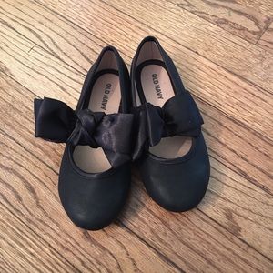 Black dress shoes with big bows. So cute!